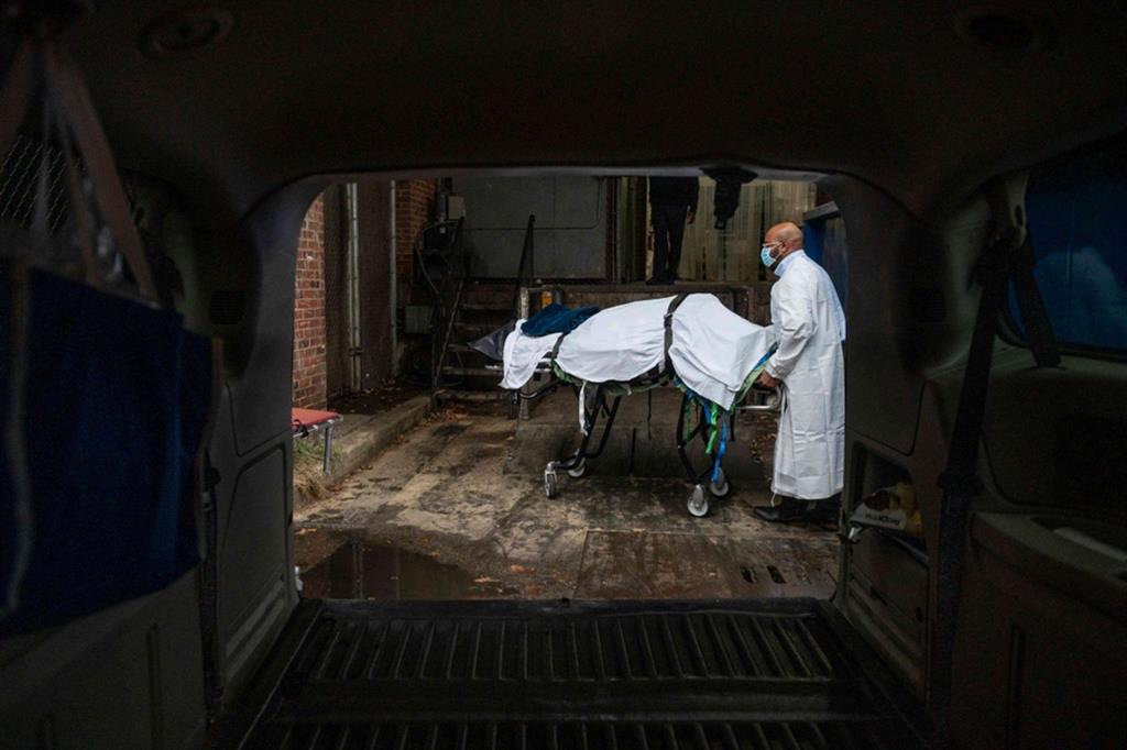 Una drammatica immagine del 24 dicembre dal Maryland: il corpo di un paziente morto di Covid al crematorio di Baltimora
