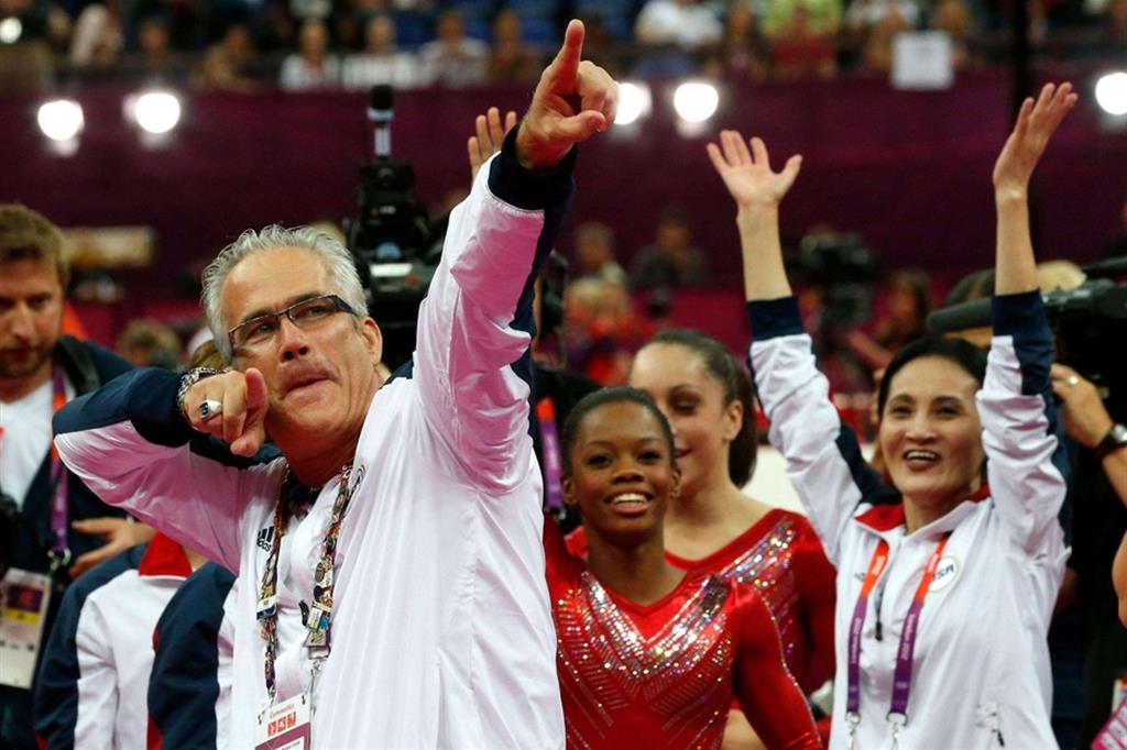 Il coach olimpico John Geddert in una foto del 2012. Si è suicidato alla vigilia del processo in cui doveva rispondere di violenza sessuale