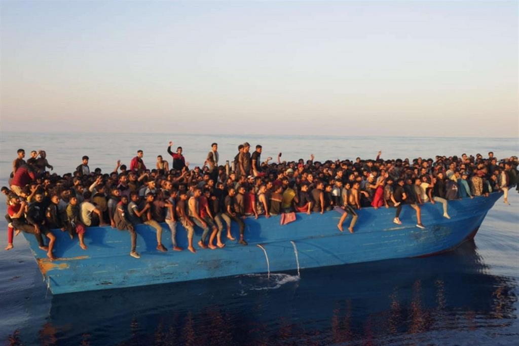 Migranti su un barcone nel Mediterraneo, in una foto d'archivio