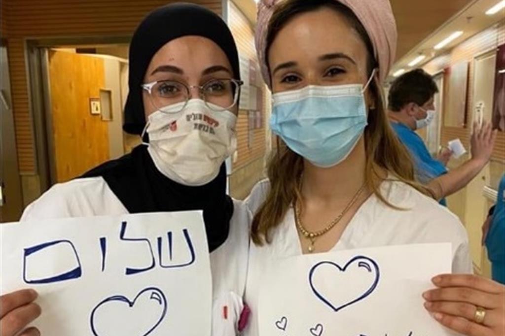 Il messaggio di fratellanza dello staff medico dal Rambam Hospital di Haifa, in Israele. Ebrei e arabi continuano a lavorare fianco a fianco