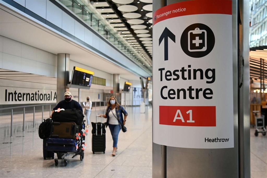 Londra, aeroporto di Heathrow, un cartello indica un centro per l'esecuzione dei tamponi