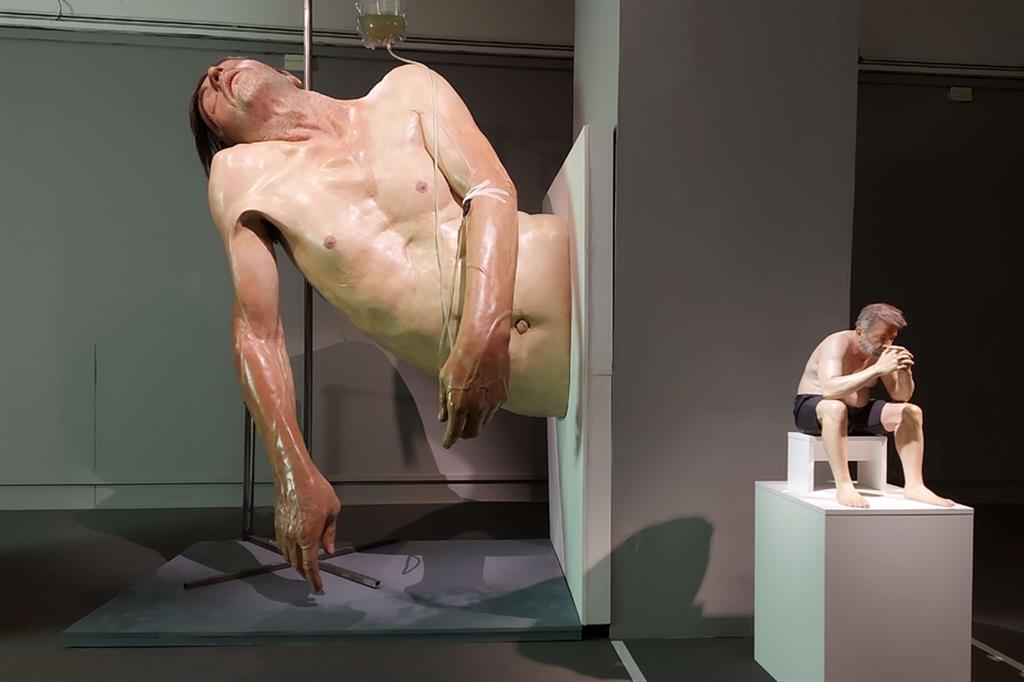 Due sculture di Zharko Basheski: “Auroritratto” (2010, figura seduta) e “Out of...” (2018)