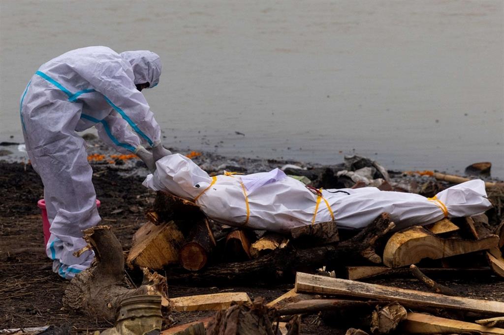 L’orrore dell’India: duemila cadaveri abbandonati lungo il Gange