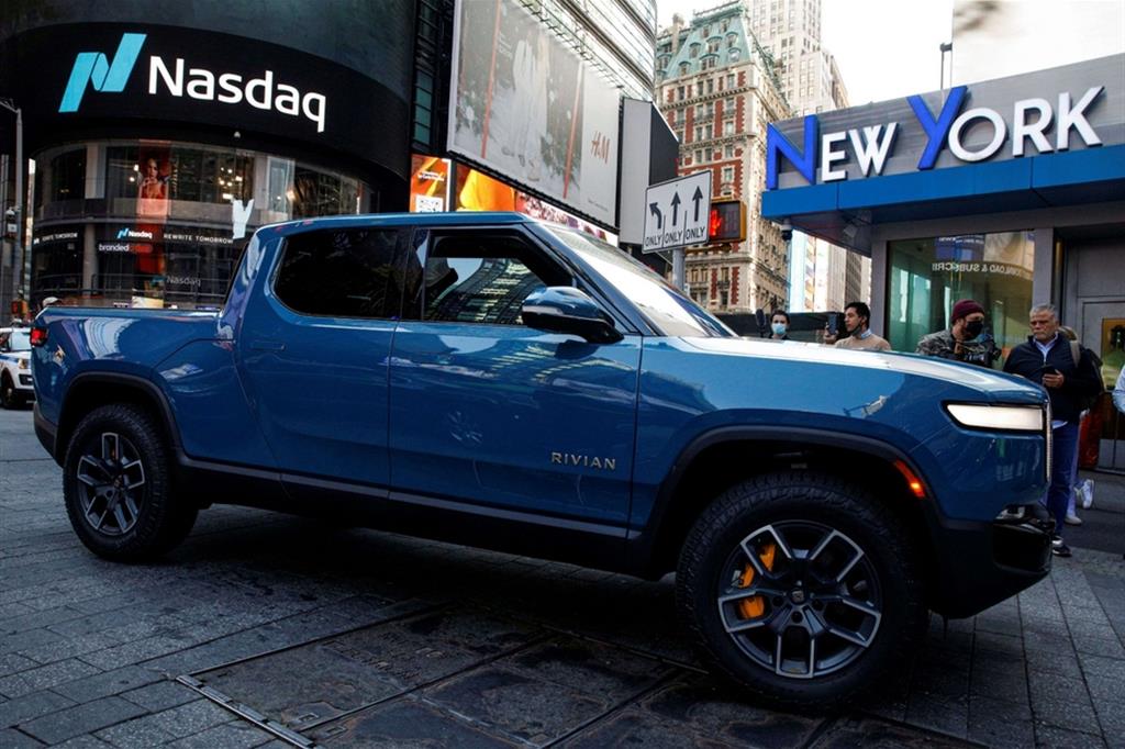 Un pick-up Rivian parcheggiato davanti alla sede del Nasdaq per il debutto a Wall Street