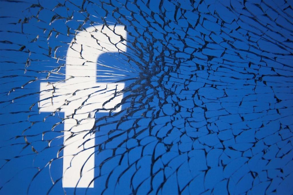 Piovono altre critiche a Facebook, accusato di dare spazio all'odio per crescere sempre più