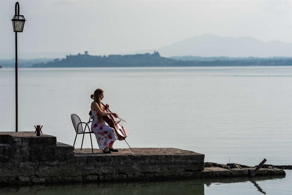 Una studentessa dell'Accademia Isola Classica sul lago Trasimeno