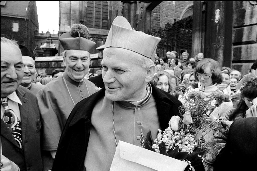 Il cardinale Wojtyla tra i fedeli - 