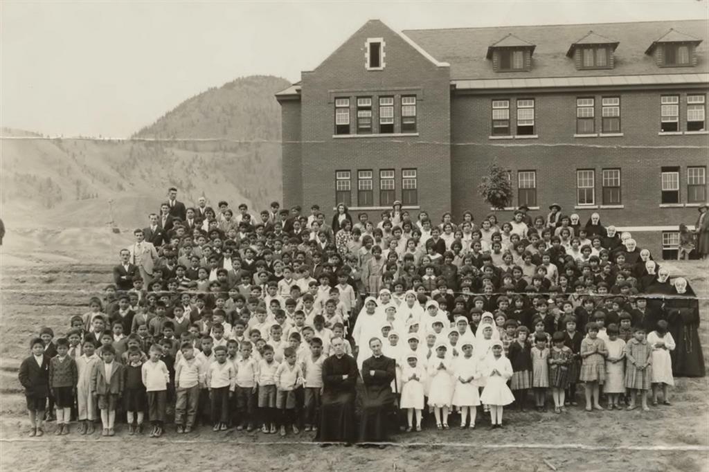Una immagine del Centro nazionale per la verità e la riconciliazione dell'Università di Manitoba mostra un raduno di alunni alla scuola residenziale indiana Kamloops nella British Columbia nel 1937