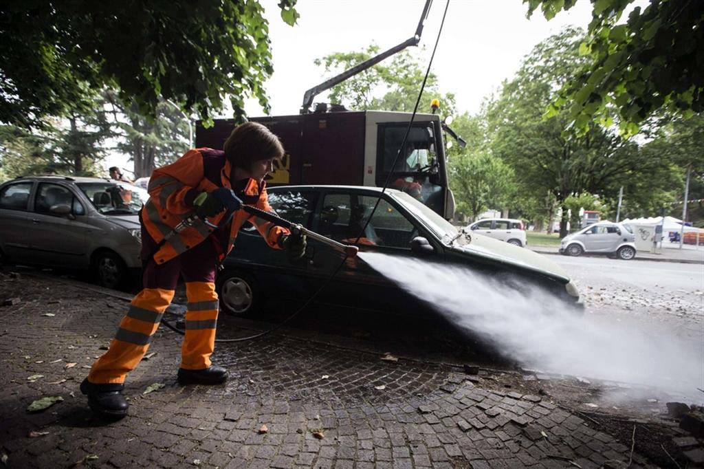 Operatori dell'Ama a lavoro per la pulizia delle strade a Roma in un'immagine d'archivio