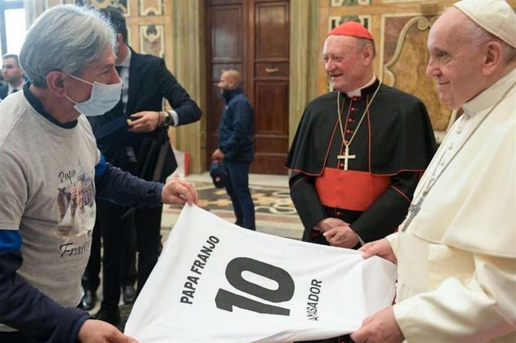 Il Papa: date insieme un calcio all'esclusione