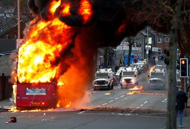 Bus dirottato e dato alle fiamme a Belfast