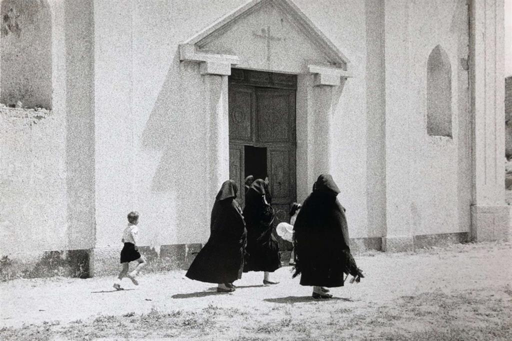 Lisetta Carmi, “Voci allegre nel buio” al Man di Nuoro: Orgosolo, uscita dalla chiesa, 1964
