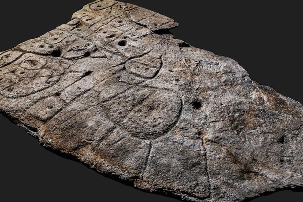 La lastra di Saint-Bèlec, risalente a 4mila anni fa. Si tratta probabilmente della più antica mappa geografica ritrovata in Europa