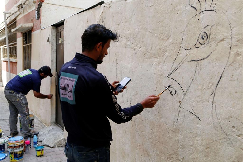 "Abbelliamo i muri delle vecchie case con colori e disegni per dare speranza e felicità e incoraggiare la cultura dell'arte e delle pace nella società", ha detto Ali Khalifa, uno del team di Butterfly Effect - Reuters