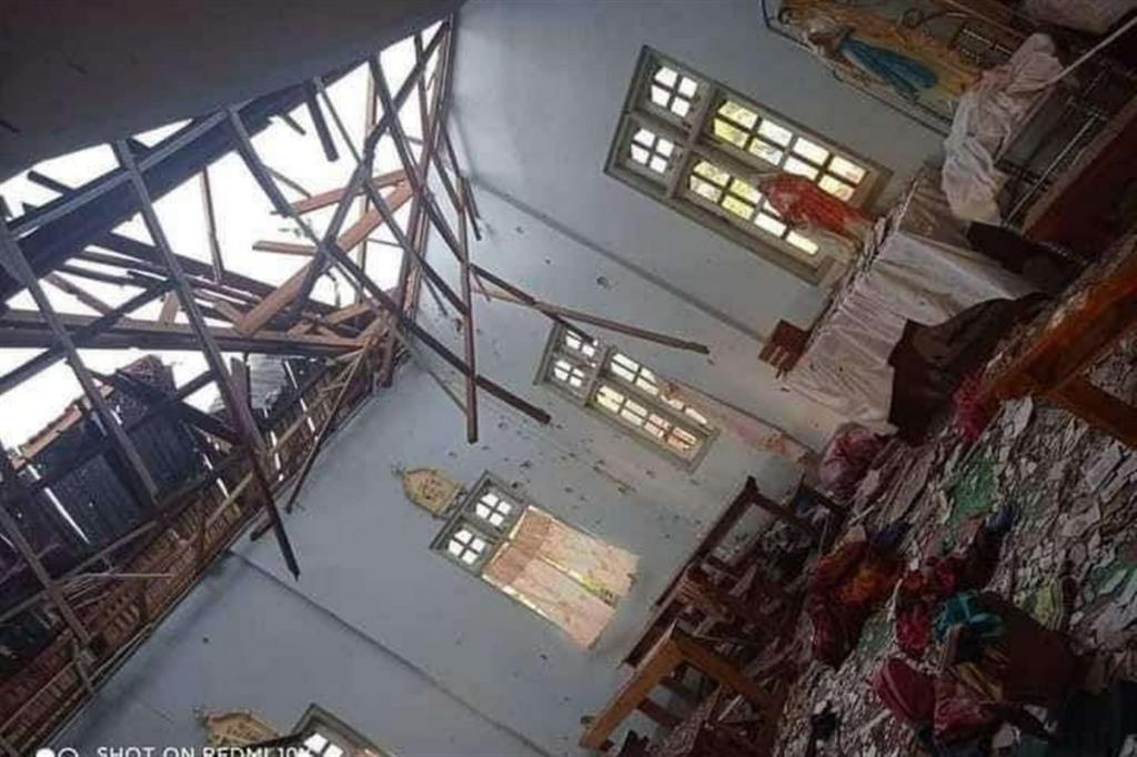 La chiesa colpita e danneggiata in Myanmar