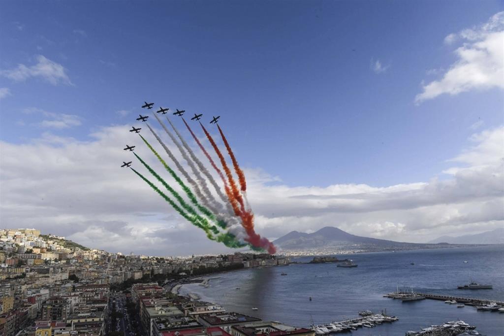 Le Frecce Tricolori in volo nel cielo di Napoli