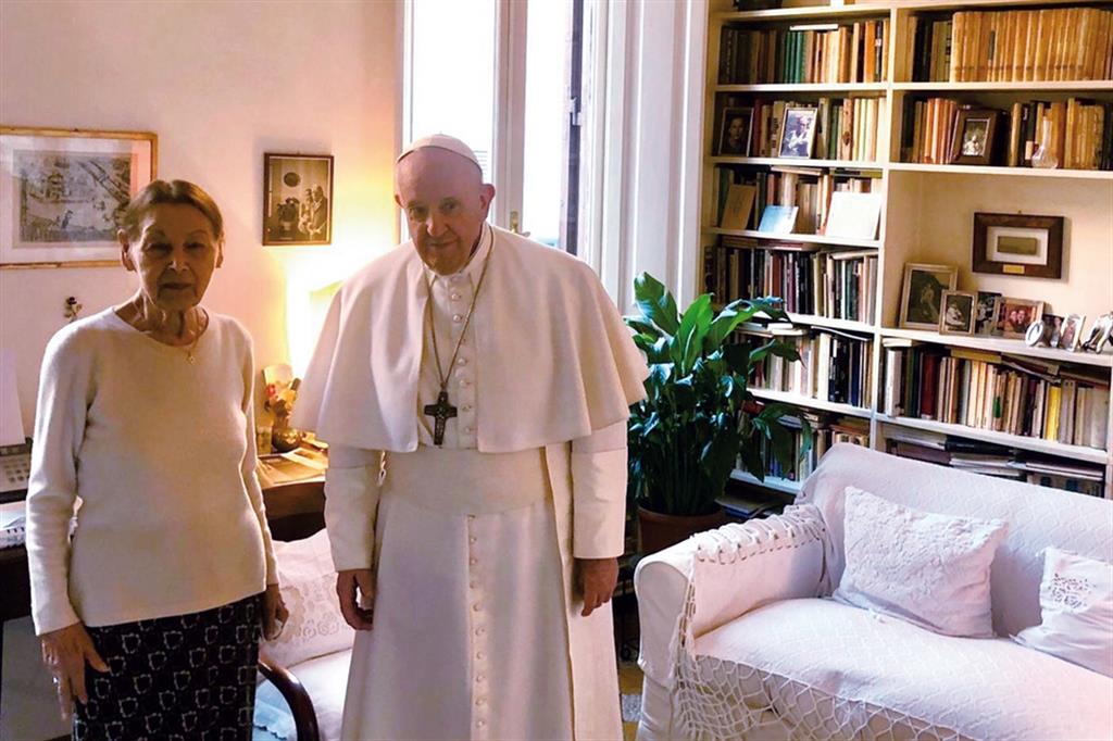 La scrittrice Edith Bruck nella sua casa romana con papa Francesco