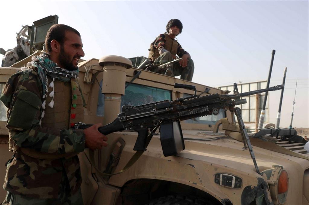 Soldati dell'esercito afgano a un posto di blocco nella provincia di Herat. Ma i taleban stanno prendendo il controllo di molte aree, in particolare anche delle frontiere