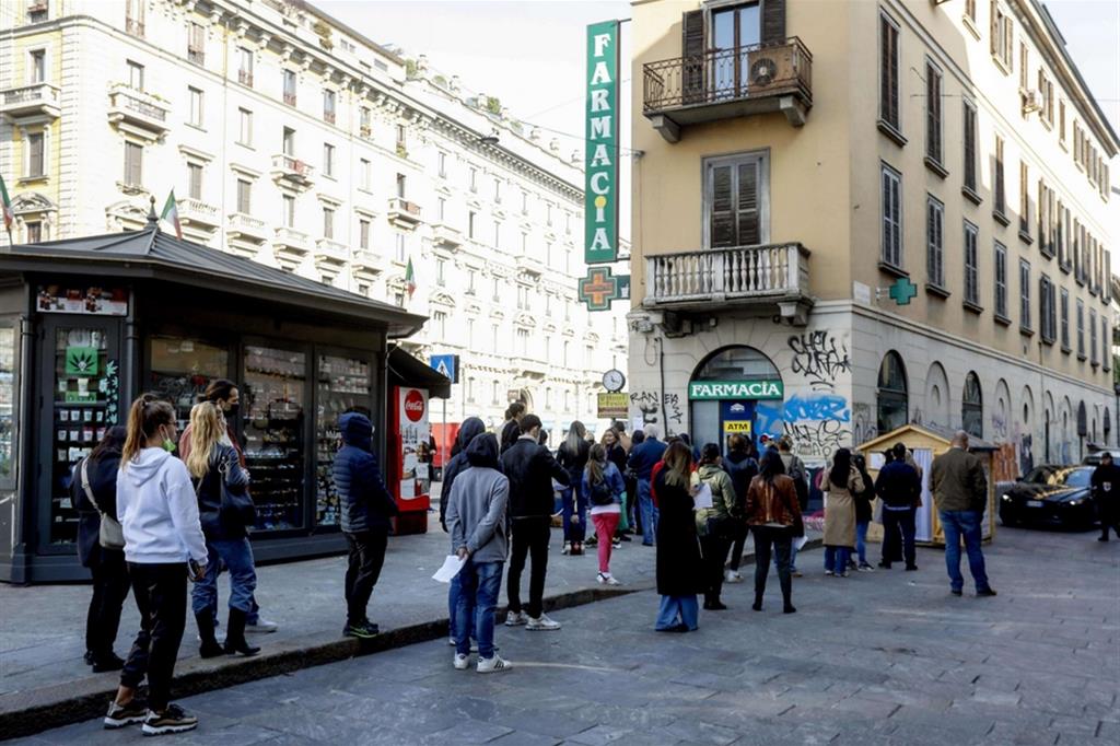 In fila per i tamponi davanti a una farmacia a Milano