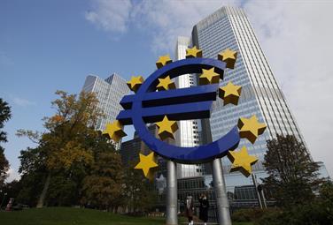 La Bce vede due rischi: il rialzo dei tassi Usa e l'insolvenza di aziende Ue
