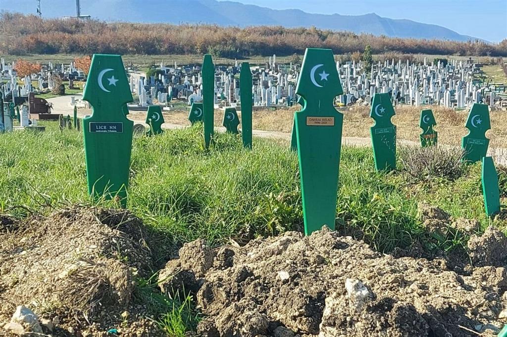 Il cimitero sulla collinetta di Mezarje, lungo la strada che conduce al confine Nord. Ai piedi dei ceppi verdi sono sepolti gli "NN", i caduti senza nome della rotta balcanica