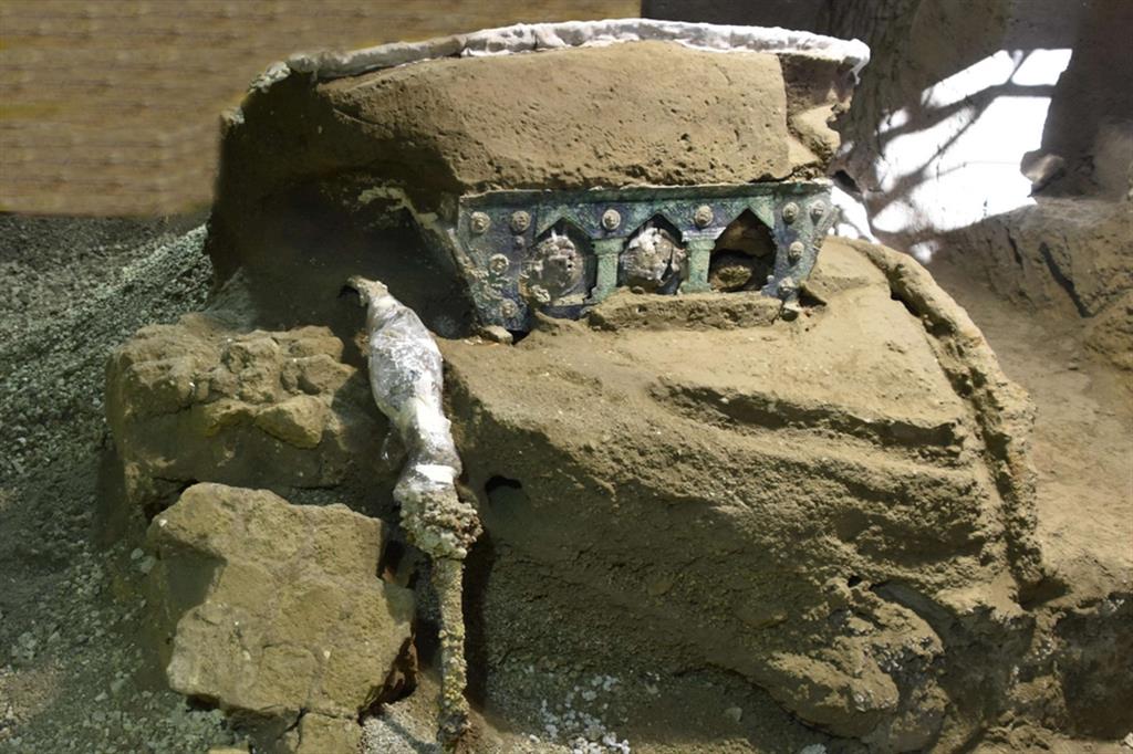 Un dettaglio con la decorazione del carro cerimoniale scoperto a Pompei