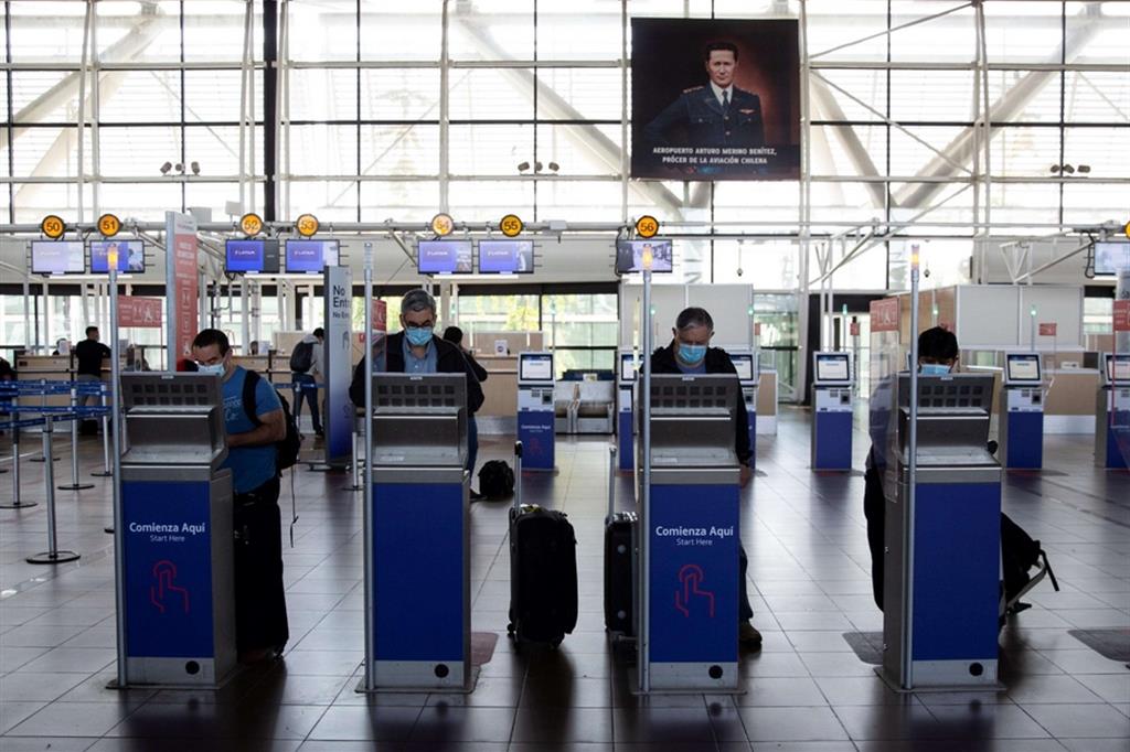 Il check-in ai tempi del Covid all’aeroporto internazionale Arturo Merino Benitez a Santiago del Cile