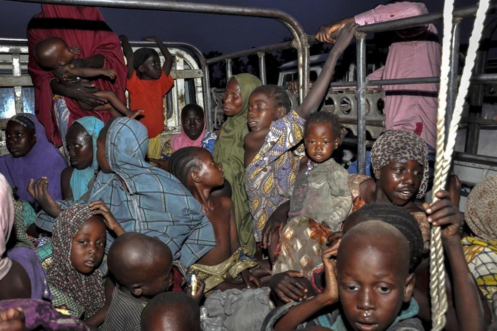 Un gruppo di civili sfollati per le violenze nel nord-ovest della Nigeria
