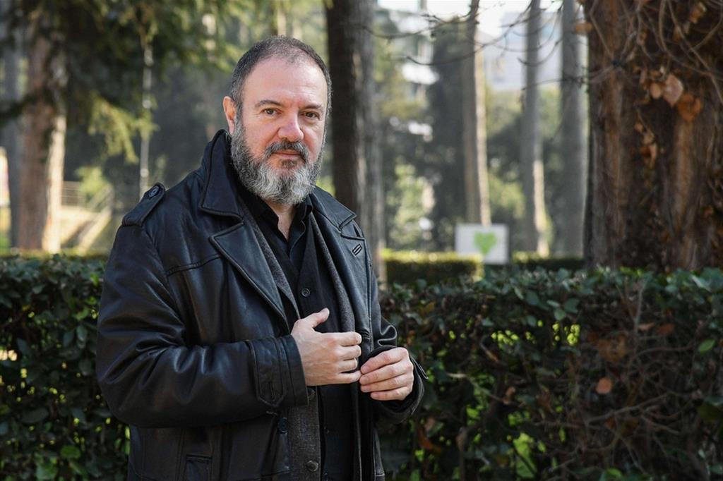 Lo scrittore Carlo Lucarelli conduce su Sky Arte il programma “In compagnia del lupo - Il cuore nero delle fiabe”