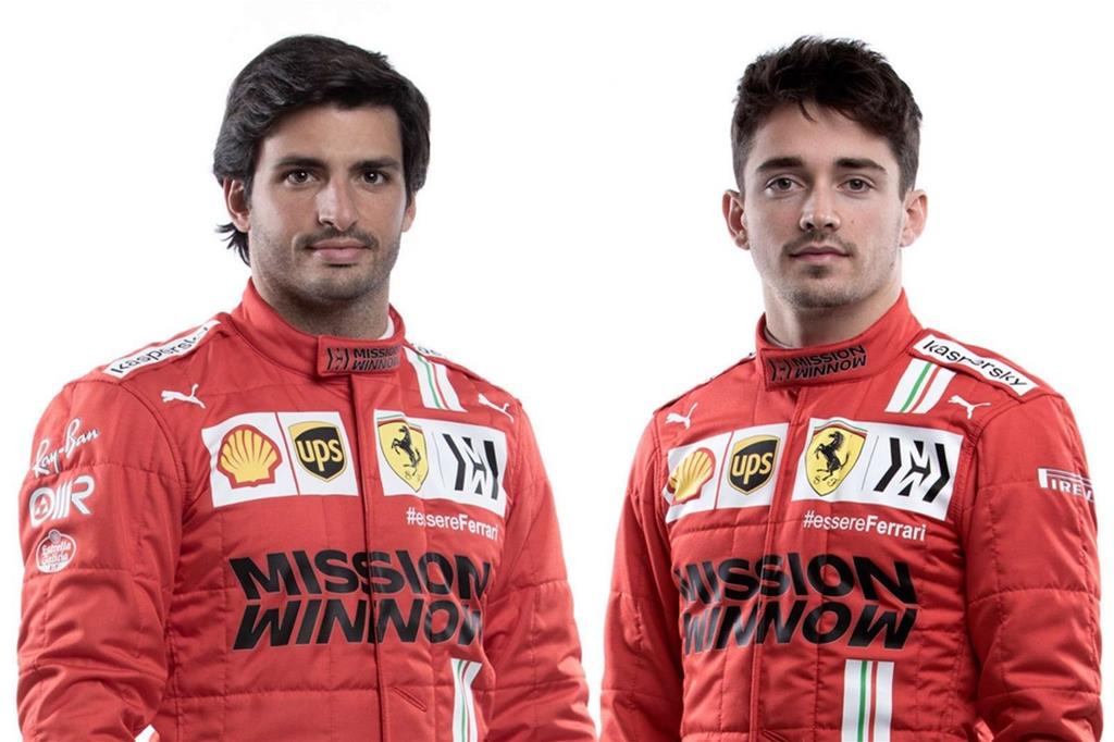 Carlos Sainz (a sinistra) e Charles Leclerc (a destra), i piloti della Ferrari 2021