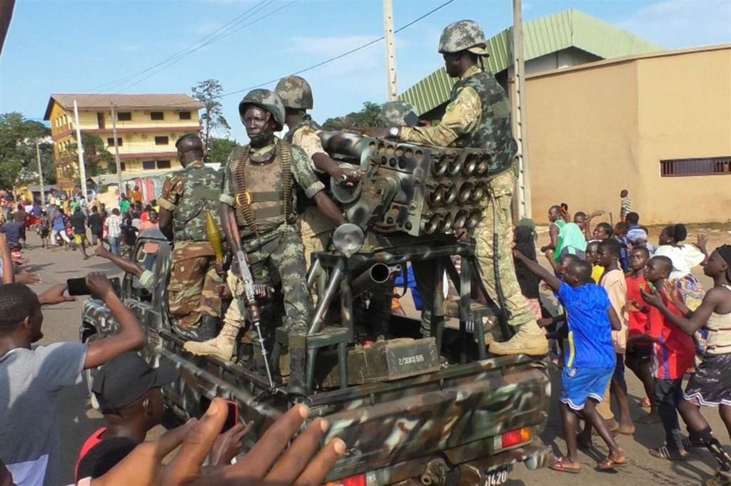 Soldati golpisti acclamati nelle strade di Conakry