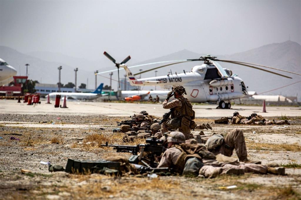 I taleban isolano l'aeroporto, si teme un altro attacco. Il ritiro Usa prosegue