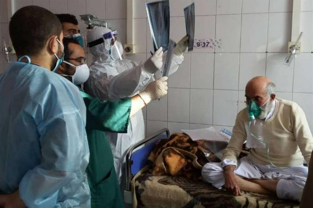 Medici nella struttura ospedaliera provinciale di Herat analizzano la radiografia di un anziano paziente ricoverato per i sintomi del Covid: da febbraio a oggi si sono registrati 53.500 con 2.300 decessi