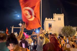 Caos Tunisia, il presidente Saied sospende il Parlamento e licenzia il premier