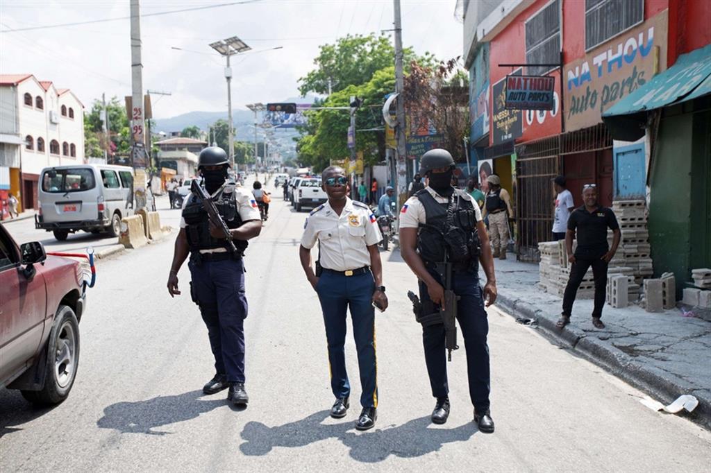 Poliziotti che pattugliano le strade di Port-au-Prince dopo che domenica sono stati rapiti 16 missionari cristiani con le loro famiglie