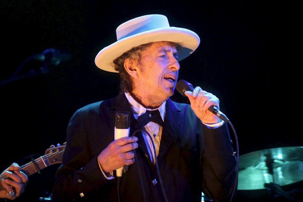 Bob Dylon durante un concerto a Parigi nel 2012