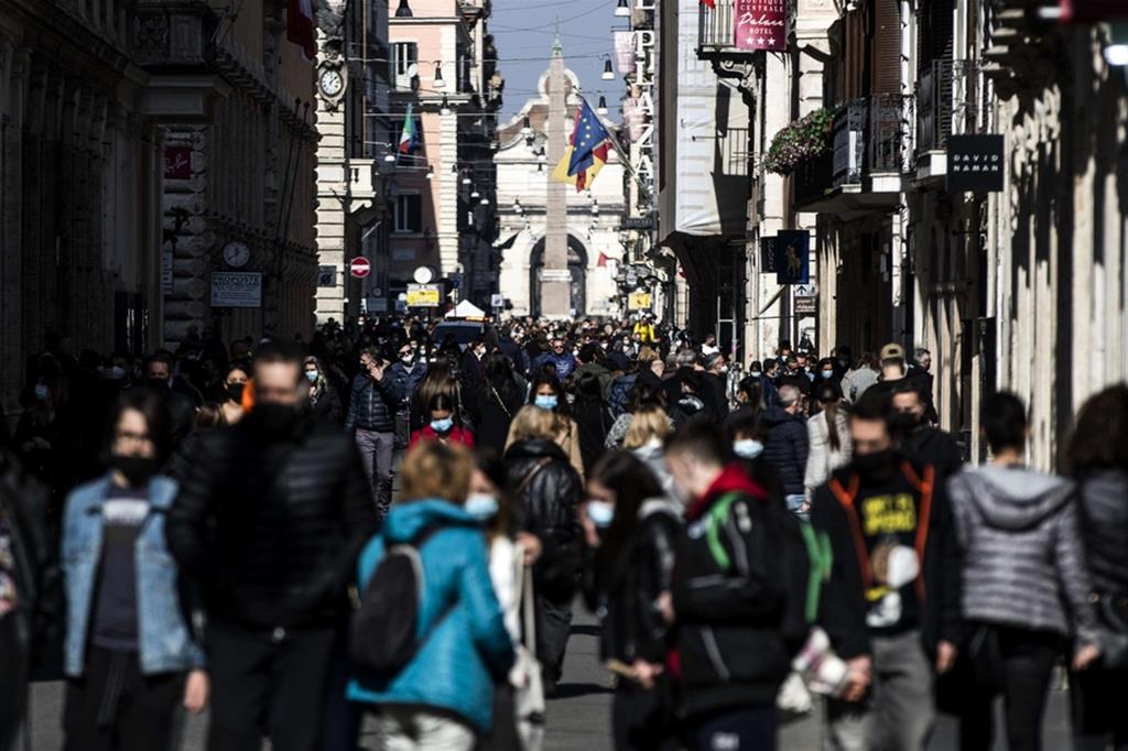 Folla in via Del Corso domenica a Roma