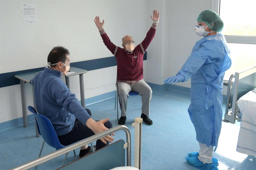 Due pazienti guariti dal Covid seguono un programma di riabilitazione nell'ospedale di Cassano d'Adda