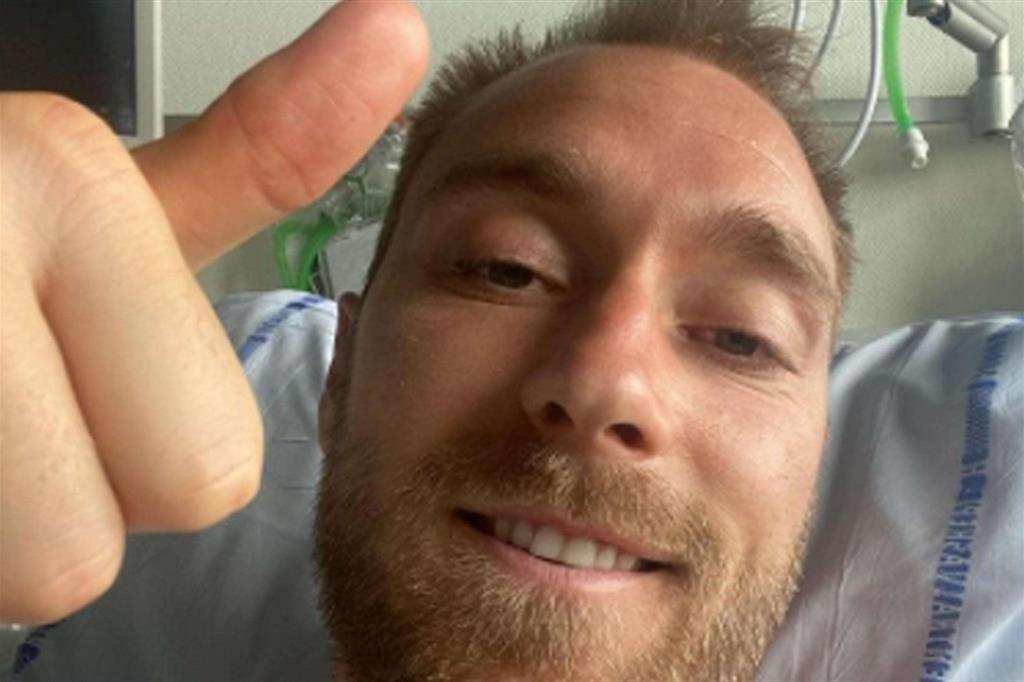 Il calciatore della Danimarca e dell'Inter Christian Eriksen nel suo letto d'ospedale