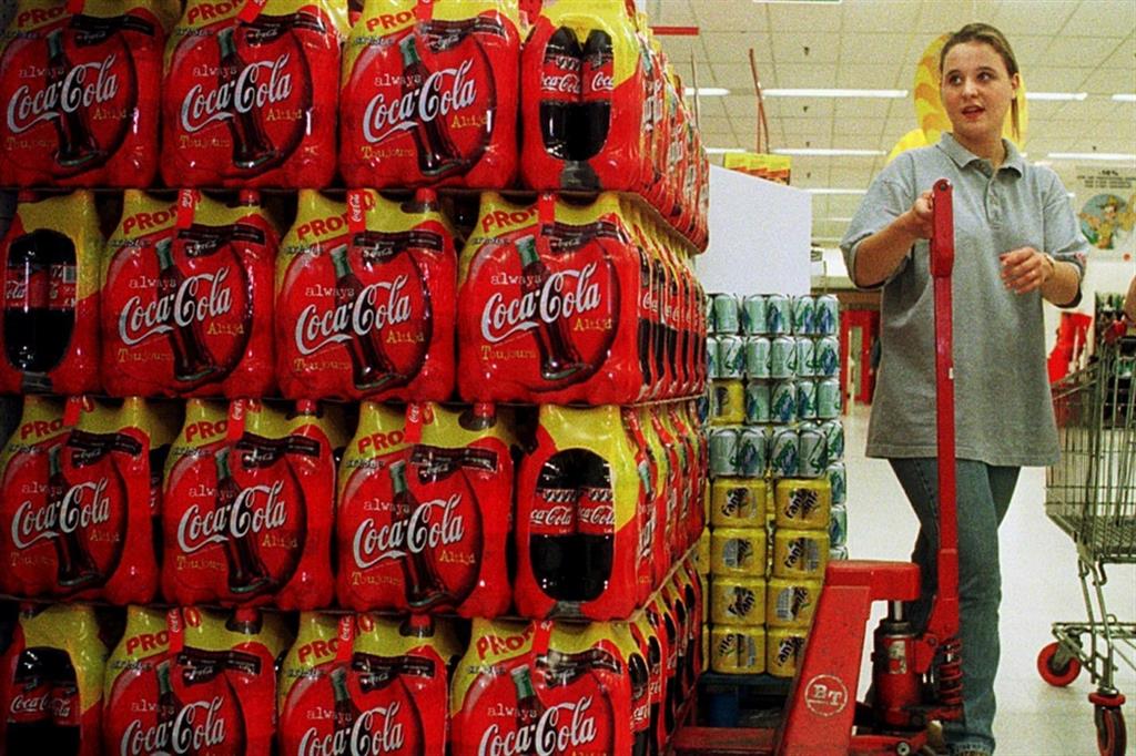 Cocacola lancia la bottiglia in plastica riciclata al 100%