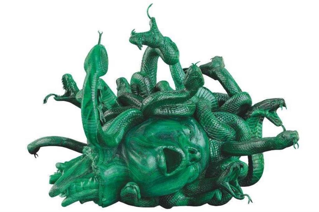 Damien Hirst, “The Severed Head of Medusa”, 2008. L’opera è esposta nella grande mostra “Damien Hirst Archaeology now”, in corso a Villa Borghese, Roma, fino al 7 novembre
