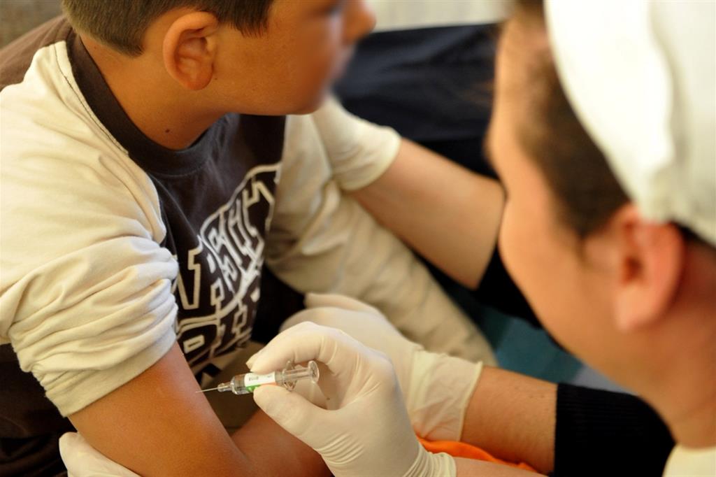 Vaccinazione di un bambino in un'immagine di archivio