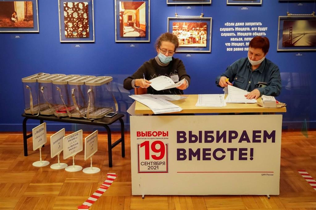 Un seggio elettorale a Mosca durante la consultazione per la Duma