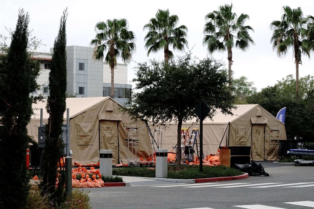Un ospedale da campo allestito a Orange, all’esterno dello University of California Irvine Medical Center
