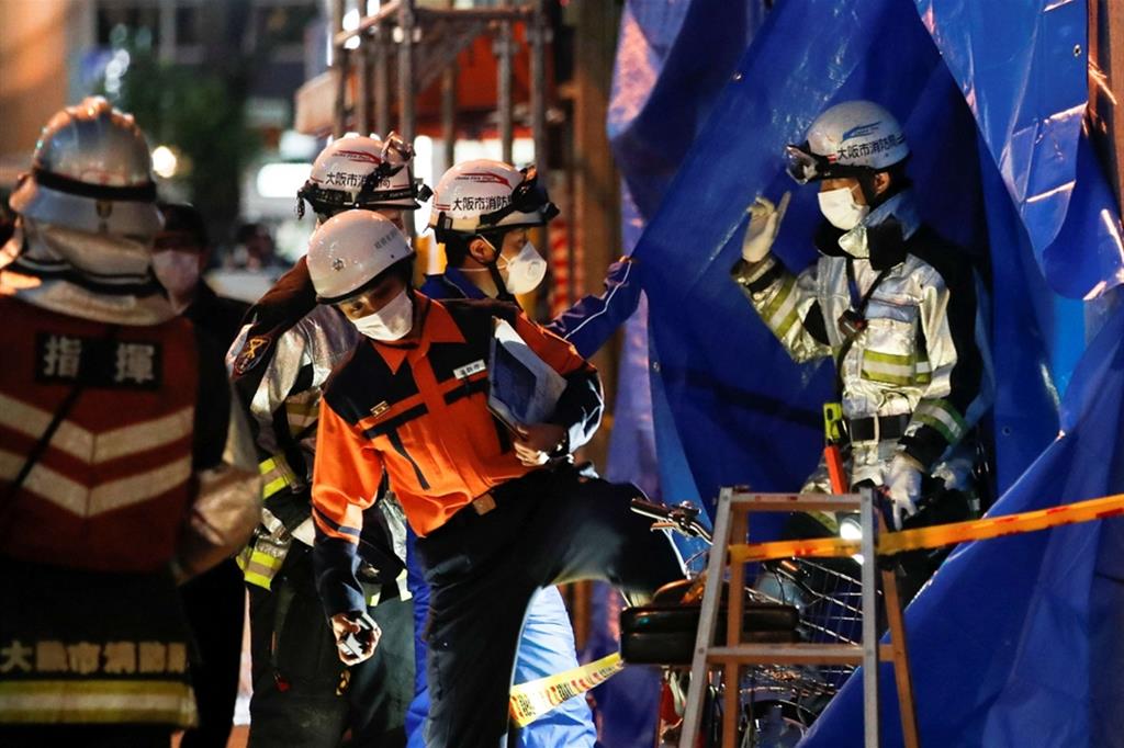 Soccorritori al lavoro all'interno dell'edificio devastato dalle fiamme a Osaka in Giappone