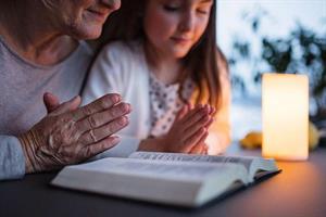 Sei nonni su 10 affiancano i figli nella trasmissione della fede ai nipoti