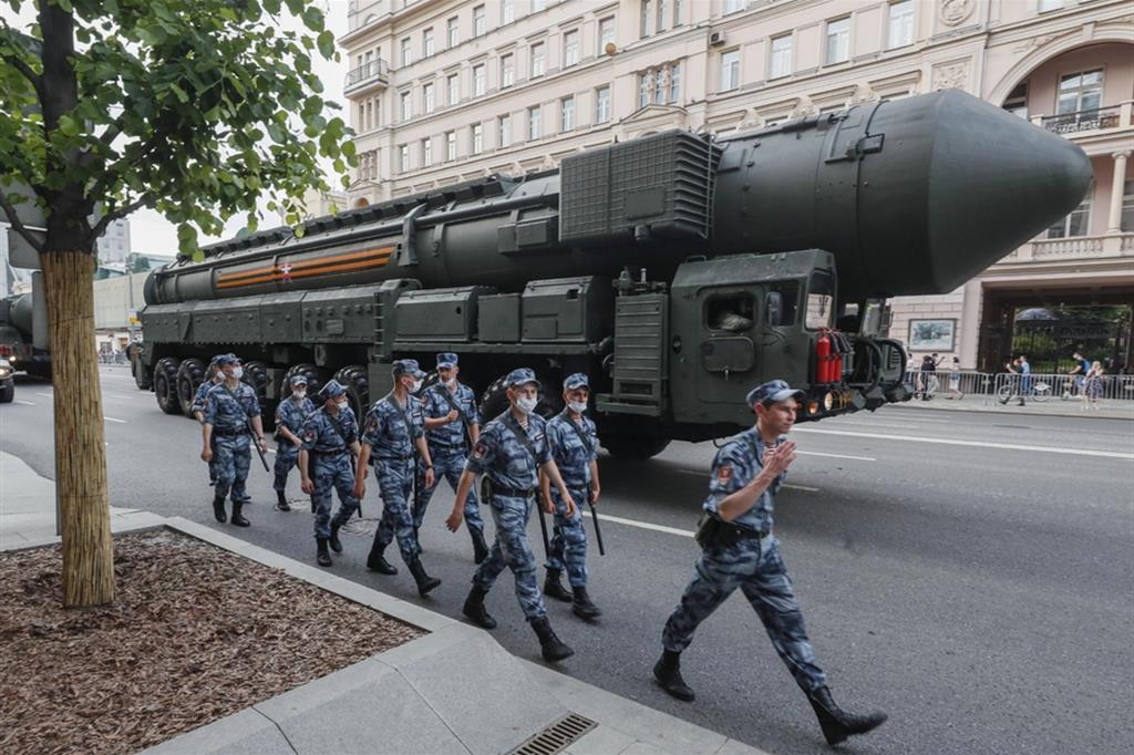 Un missile nucleare esibito durante una parata militare a Mosca