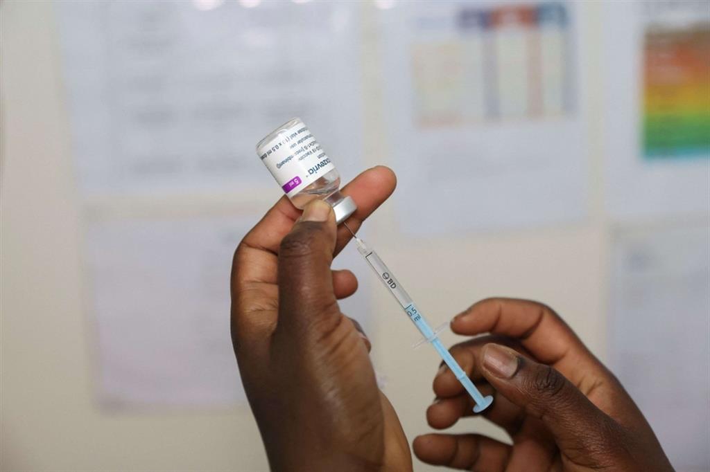 Vaccini, dopo cinque mesi l'efficacia al 39%