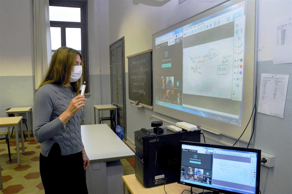 Una docente fa lezione "a distanza" da una classe. Per Bankitalia il ricorso allo smartworking nella scuola è stato eccessivo