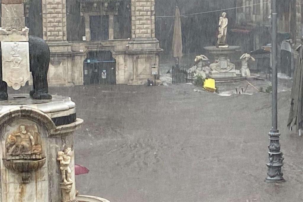 Piazza del Duomo a Catania invasa dall'acqua